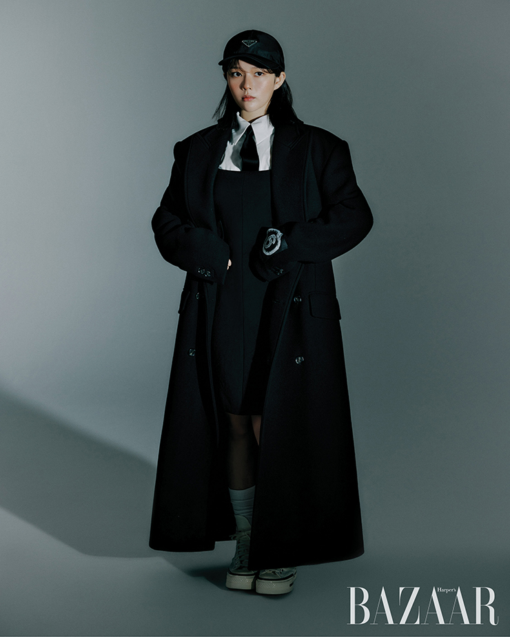 코트는 Mm6 by Adekuver. 셔츠는 Vivienne Westwood. 원피스는 Recto. 모자는 Prada. 스니커즈는 Converse. 넥타이와 양말은 스타일리스트 소장품.