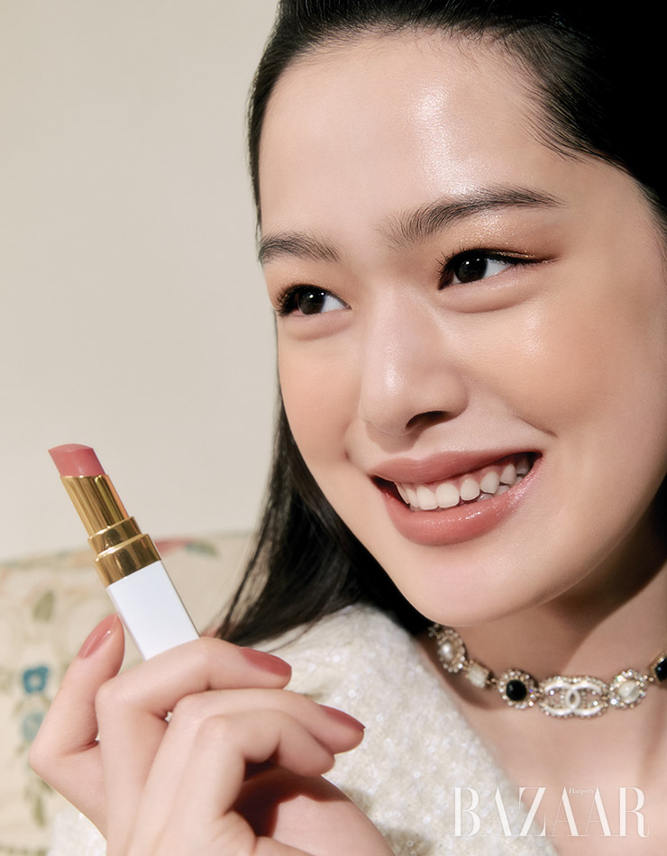 모델이 들고 있는 제품은 샤넬에서 새롭게 선보인 컬러 립밤, ‘루쥬 코코 밤’. 맑게 레이어링되는 컬러와 풍부한 영양감으로 입술을 아름답게 케어한다. 편안한 사용감으로 자꾸만 손이 가는 마성의 매력을 지녔다.