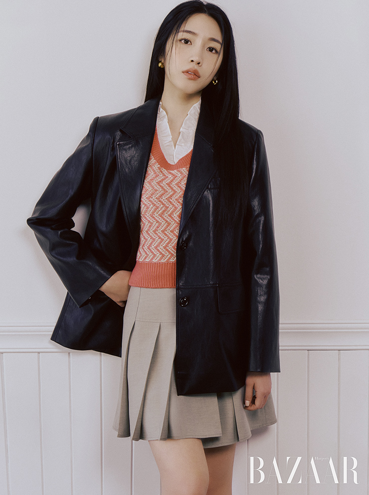 오버핏 레더 재킷은 35만9천원, 멀티컬러 니트 베스트는 16만9천원, 넥 프릴 블라우스는 21만9천원, 플리츠 미니스커트는 18만9천원 모두 On&On.