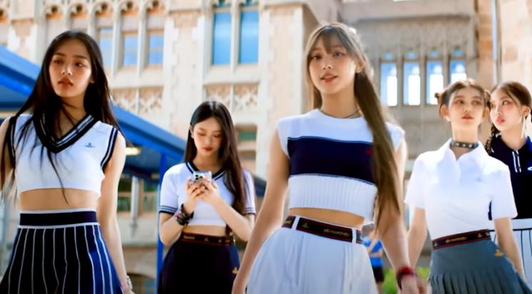 ADOR 웹사이트, MV <HYPE BOY> 캡쳐