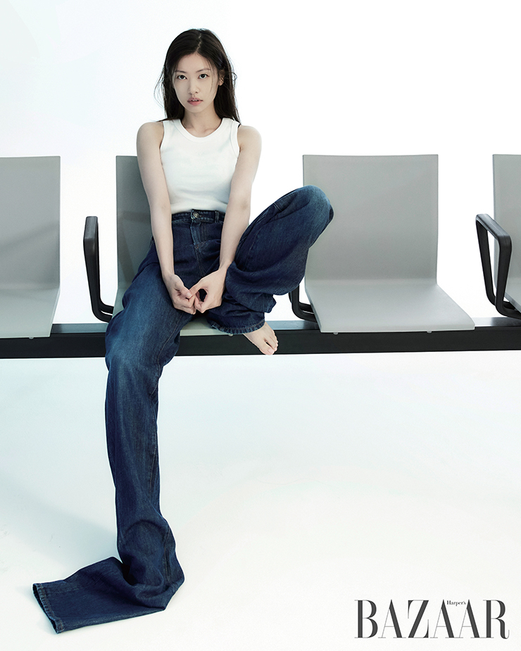 데님 팬츠는 SportMax. 탱크톱은 스타일리스트 소장품.