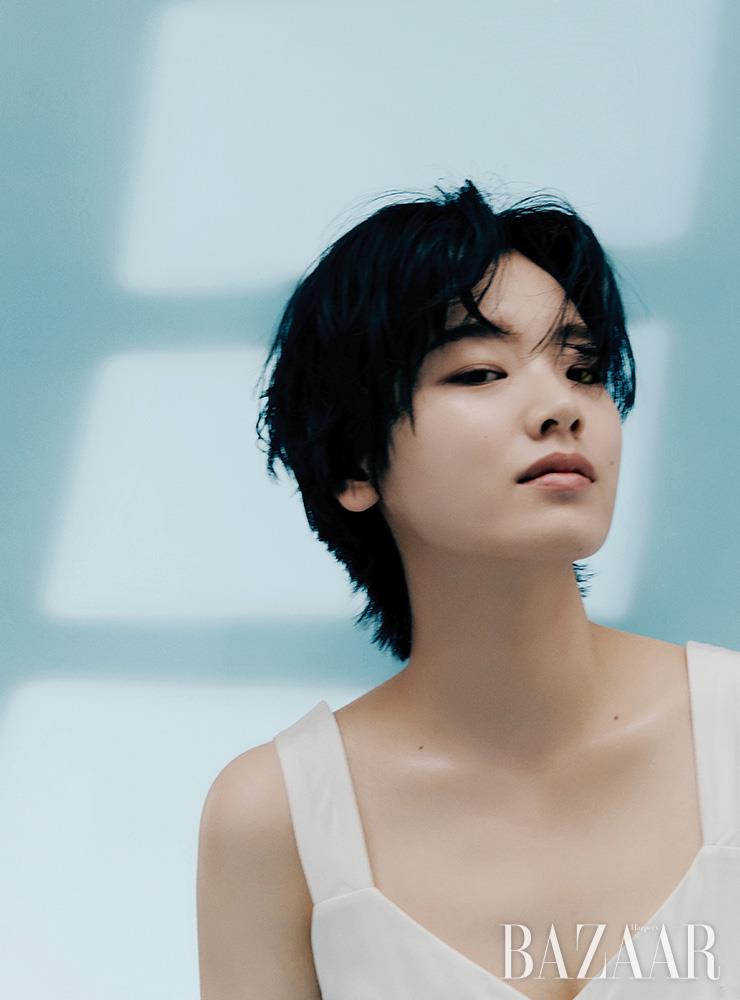 슬리브리스 톱은 Moon Choi.