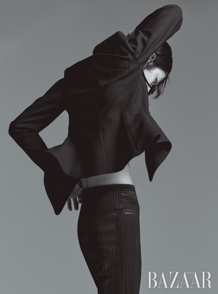 재킷은 2백53만원, 바이커 쇼츠는 63만원 모두 Mugler.