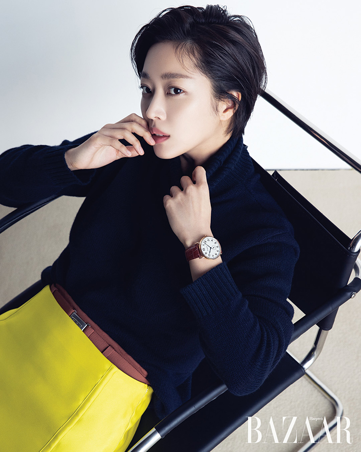 18K 핑크 골드 케이스와 브라운 앨리게이터 스트랩의 ‘프레장스 헤리티지’ 워치는 5백40만원 Longines. 터틀넥 톱, 이너 쇼츠, 스커트, 벨트는 모두 Prada.