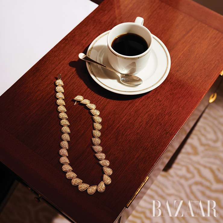 목걸이는 Boucheron.