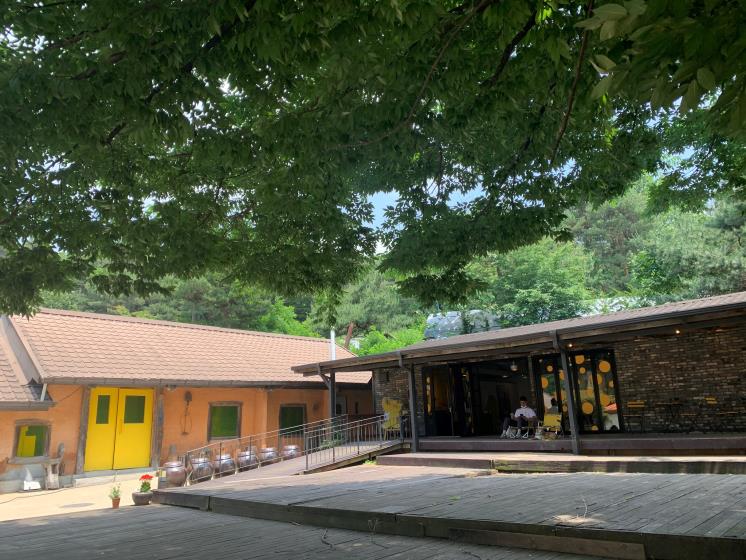 왼쪽 건물이 70년 고택을 개조해 만든 소규모 양조장이다
