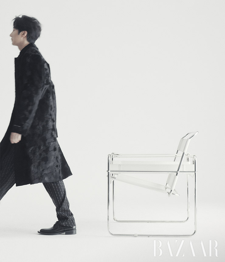 롱 코트, 슬랙스는 1017 Alyx 9SM by Adekuver. 슈즈는 Tsixeoc.
