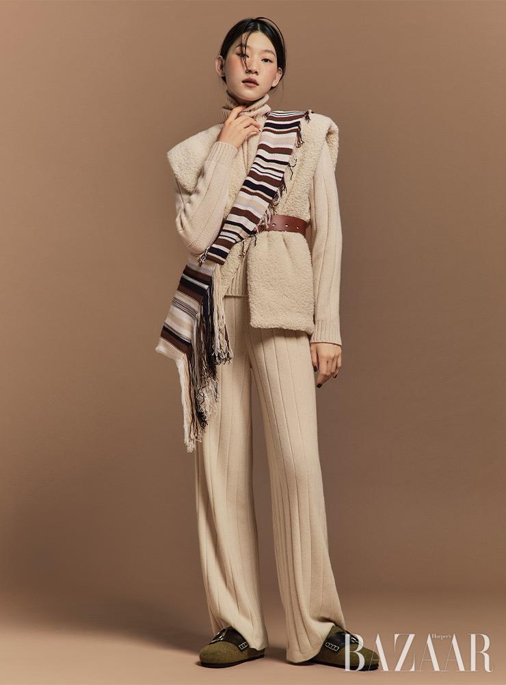 터틀넥, 니트 팬츠는 Loro Piana. 시어링 베스트는 1백79만원 Isabel Marant. 프린지 니트 백은 14만8천원 Osoi. 벨트는 Chloe. 버클 로퍼는 56만원 JW Anderson.