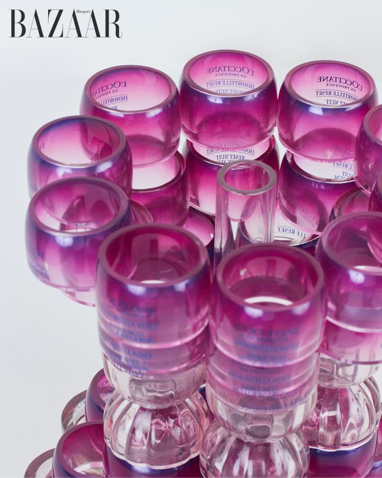 화병 안에 유리 관을 삽입해 식물을 꽂을 수 있도록 했다.