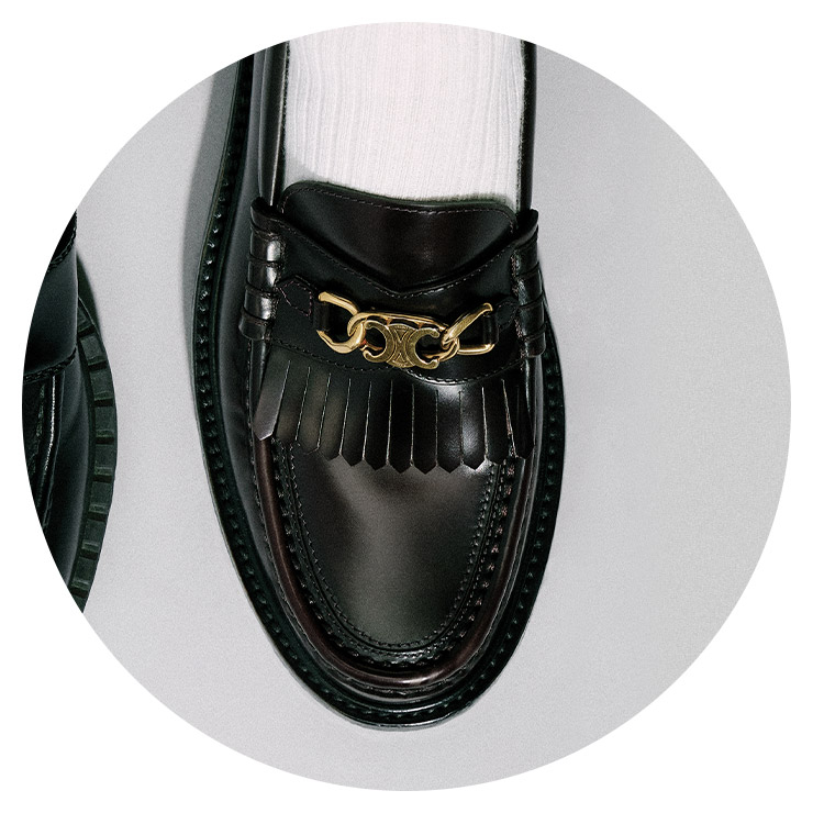 로고를 활용한 금장 체인이 장식된 로퍼는 가격 미정 Celine.