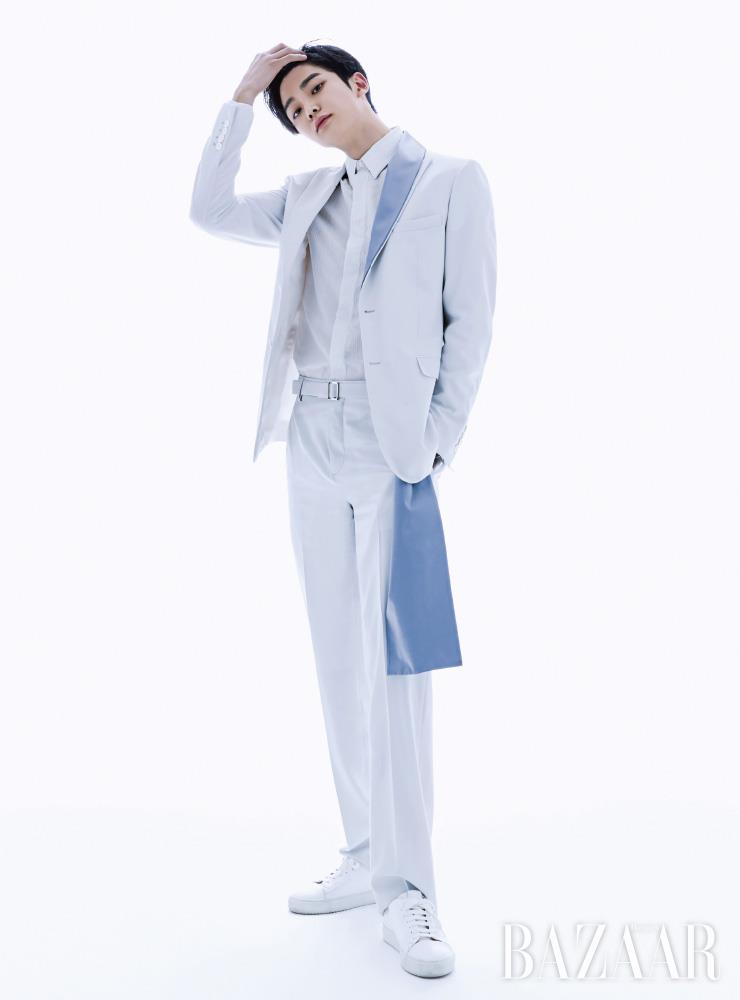 로운이 입은 재킷, 셔츠, 팬츠는 모두 Dior Men. 슈즈는 스타일리스트 소장품.