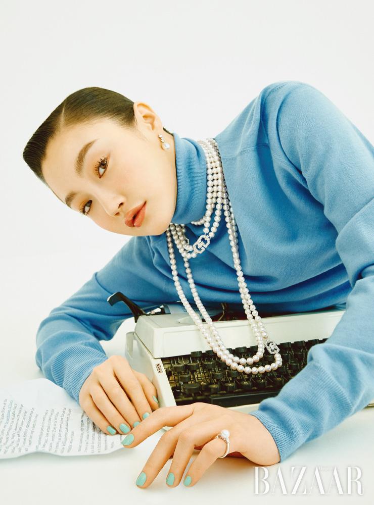 베젤 세팅 다이아몬드가 특징인 진주 귀고리, 길이가 다른 세 종류의 진주를 레이어링한 목걸이, 진주와 페어 컷 다이아몬드가 세팅된 반지는 모두 Addir. 터틀넥 톱은 13만9천원 Le 17 Septembre.