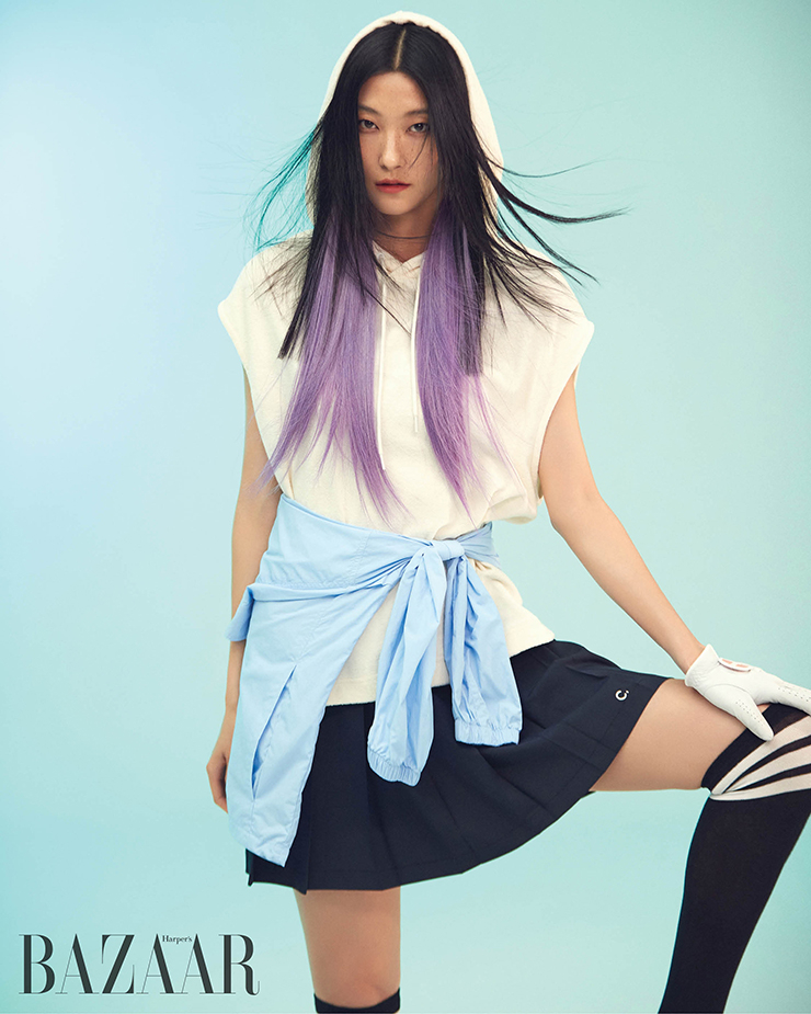 테리 소재 후드 베스트는 9만8천원, 플리츠 스커트는 19만8천원, 허리에 두른 아노락은 19만8천원, 장갑은 3만9천원 모두 Clove. 니삭스는 에디터 소장품.