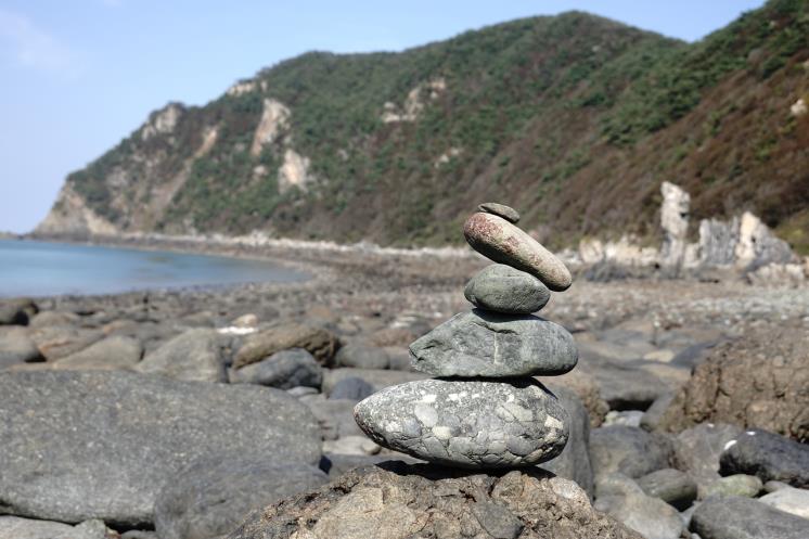 공룡알처럼 큼지막한 몽돌들. 능동자갈마당