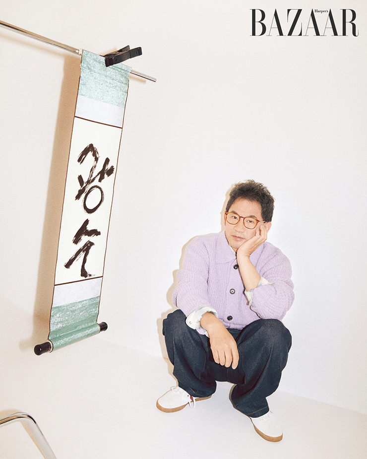  체크 셔츠는 From Arles. 카디건, 팬츠는 Citybreeze. 스니커즈는 Adidas Originals. 안경은 스타일리스트 소장품.