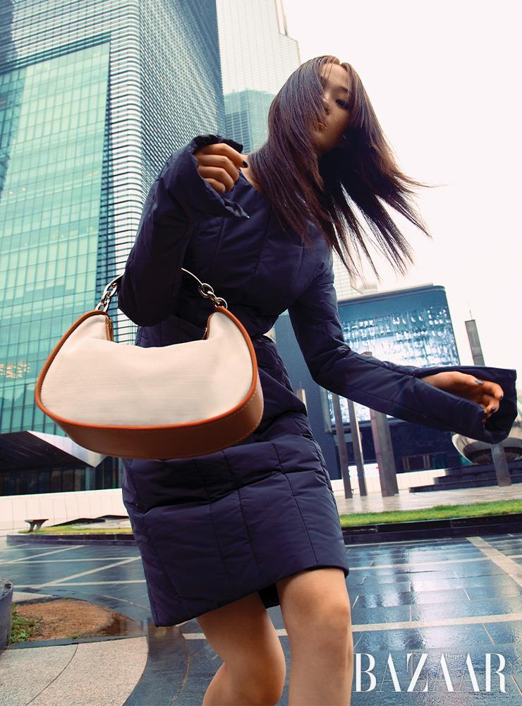 패디드 원피스, ‘토즈 숄더’ 백은 Tod’s.