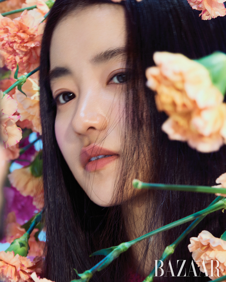 드레스, ‘리에디션 1995’ 백, 슬링백 힐은 모두 Prada.
