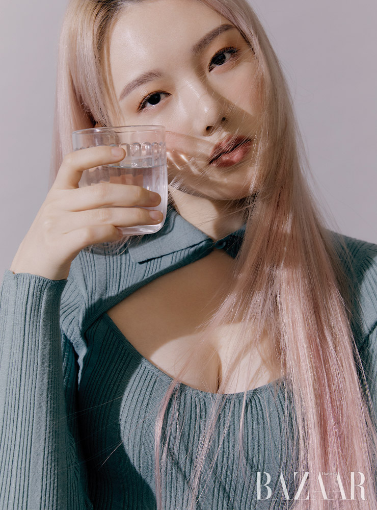 예린이 입은 니트 원피스는 & Other Stories. 귀고리는 Miniya. 클리어 텀블러는 Iittala.