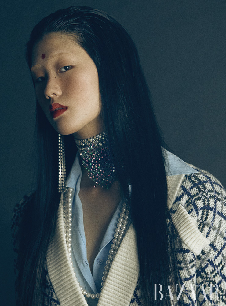 이너 셔츠, 카디건, 드롭 귀고리, 레이어드한 초커, 진주 목걸이는 모두 Saint Laurent by Anthony Vaccarello.