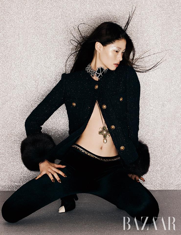 재킷, 팬츠, 초커, 목걸이, 벨트, 판타부츠는 모두 Saint Laurent by Anthony Vaccarello.