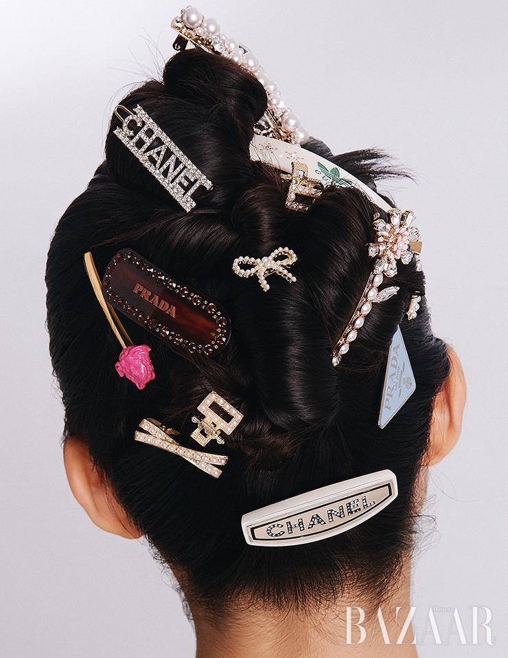(위부터) 진주 세팅의 헤어 클립은 Dana Burton. 브랜드 로고 헤어 클립은 Chanel. 에나멜 소재의 아디다스x구찌 컬렉션 헤어 클립은 Gucci. 집게 디자인과 리본 모티프의 헤어 클립은 Engbrox. 핑크 메두사가 장식된 골드 헤어 클립은 Versace. 크리스털이 세팅된 플렉시글라스 헤어 클립은 Prada. 크리스털과 비즈로 장식된 플라워 모티프 헤어 클립은 Roger Vivier. X 디자인과 집게 디자인의 헤어 클립은 Engbrox. 트라이앵글 로고의 헤어 클립은 Prada. 메탈, 스트라스 장식의 헤어 클립은 Chanel.