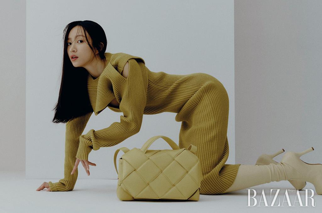 볼드한 반지는 Fendi.니트 드레스는 2백67만원, 톱 핸드백은 5백59만원대, 사이하이 부츠는 2백39만원 모두 Bottega Veneta.