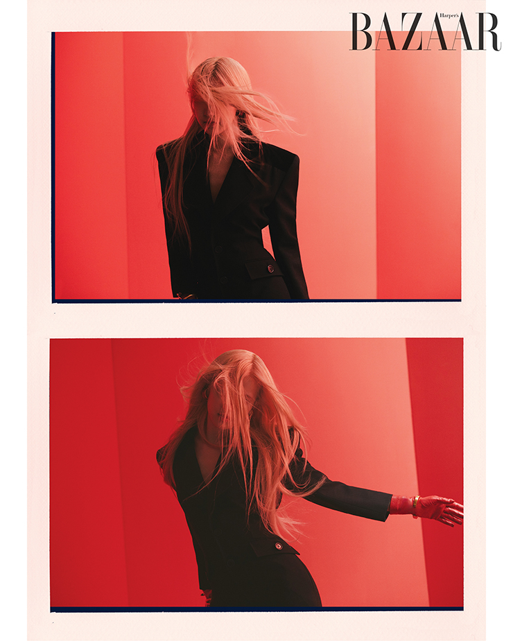 점프수트, 귀고리, 장갑, 양손에 착용한 뱅글은 모두 Saint Laurent by Anthony Vaccarello.
