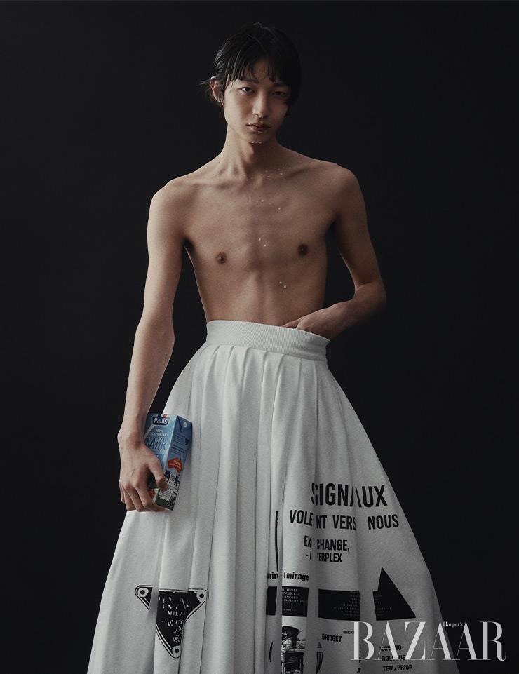 풀 스커트는 2백90만원대 Prada.