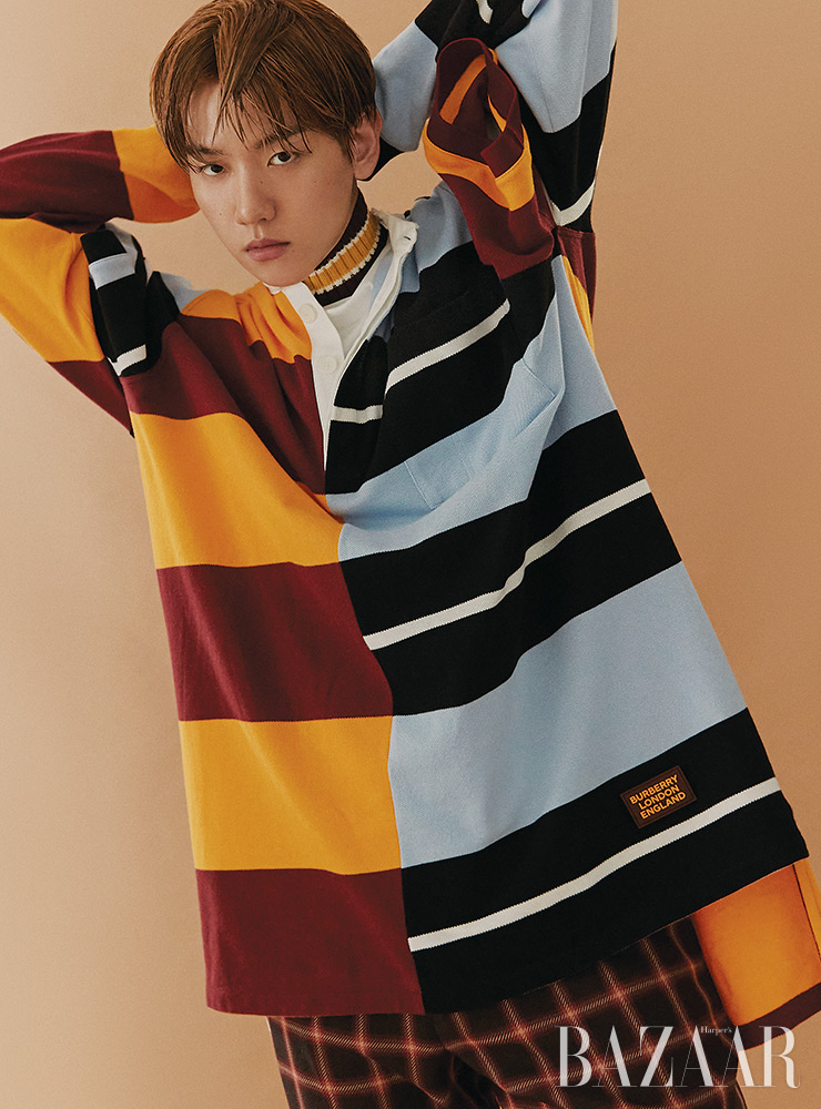 스트라이프 패턴 스웨터, 티셔츠, 체크 트라우저, 넥워머는 모두 Burberry.