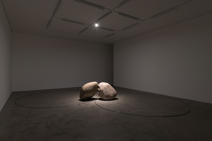 <Relatum - The Kiss>, 2023, 국제갤러리 1관(K1) 이우환 개인전 «Lee Ufan» 설치전경. ⓒ Ufan Lee / ADAGP, Paris - SACK, Seoul, 2023