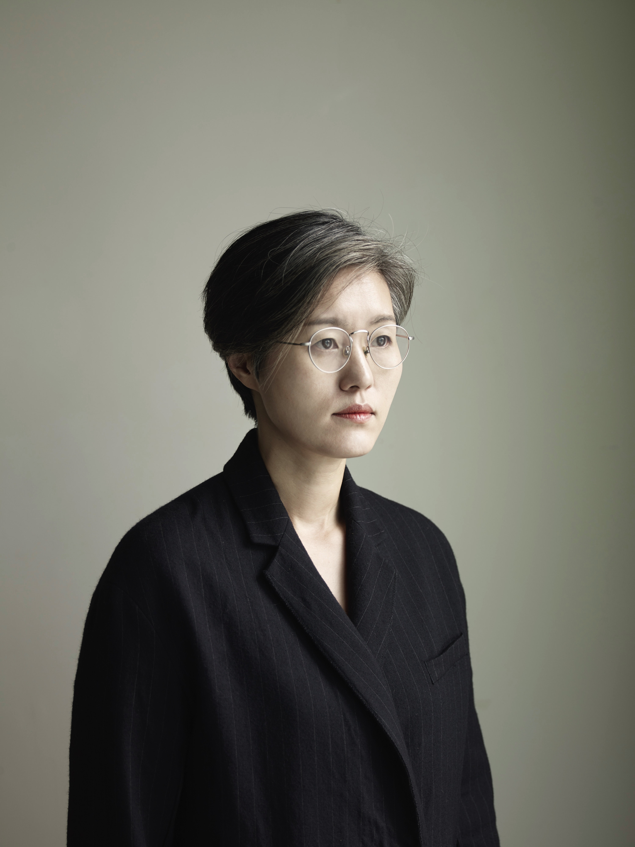 사진의 한계와 속성에 주목해 일상적 사물들을 간결하게 담아내는 사진작가 정희승.
