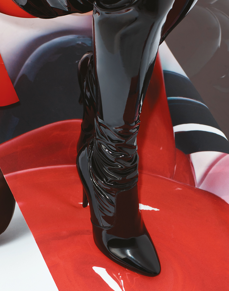 라텍스 소재 드레스, 스타킹, 사이하이 부츠는 모두 Saint Laurent by Anthony Vaccarello.