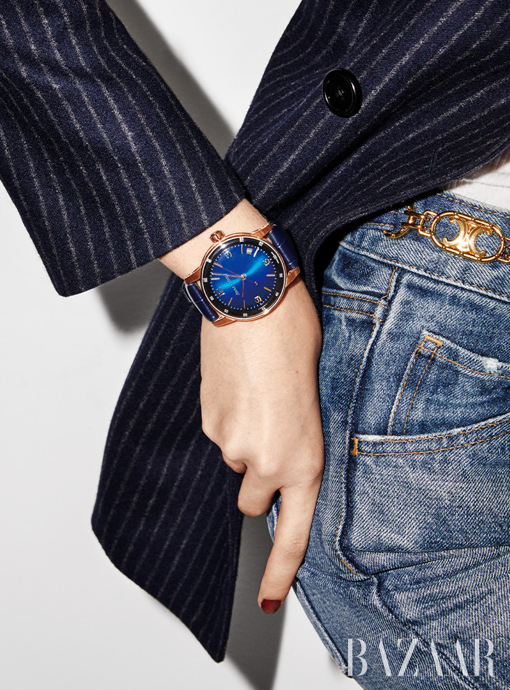 시계는 Audemars Piguet. 재킷, 탱크톱, 데님 팬츠는 모두 Celine.
