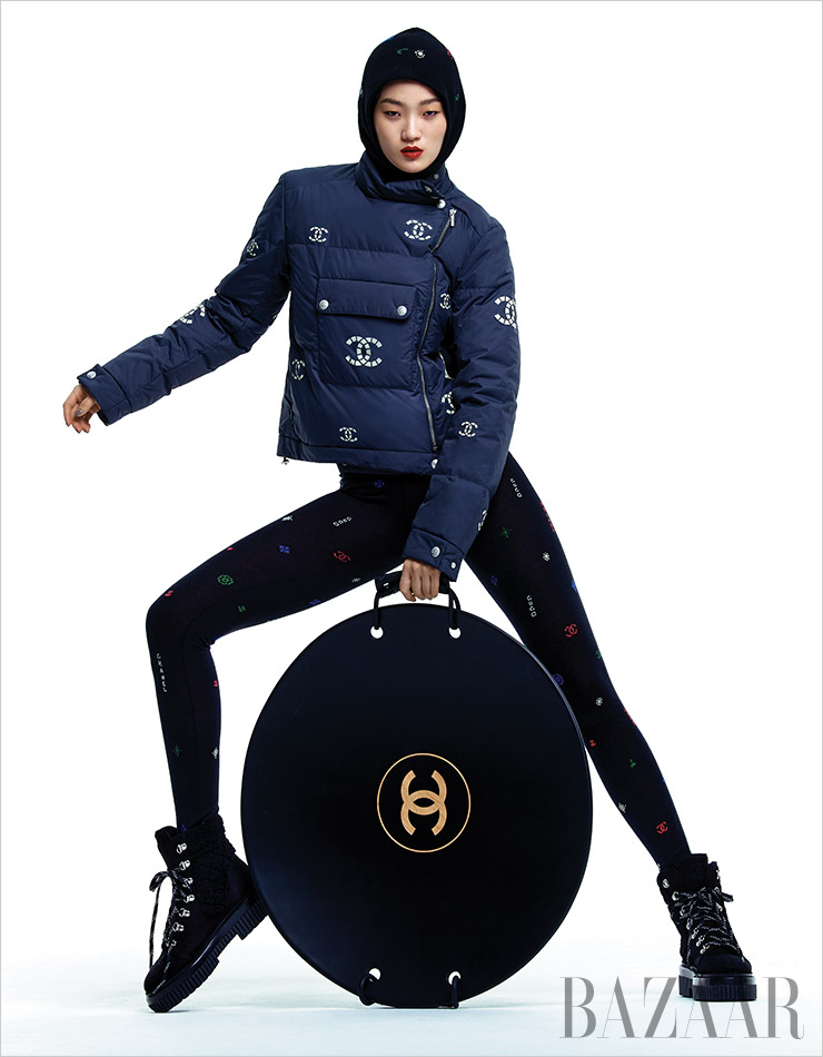 로고 패턴의 블루종, 니트 레깅스, 발라클라바, 레이스업 부츠, 썰매는 모두 Chanel.