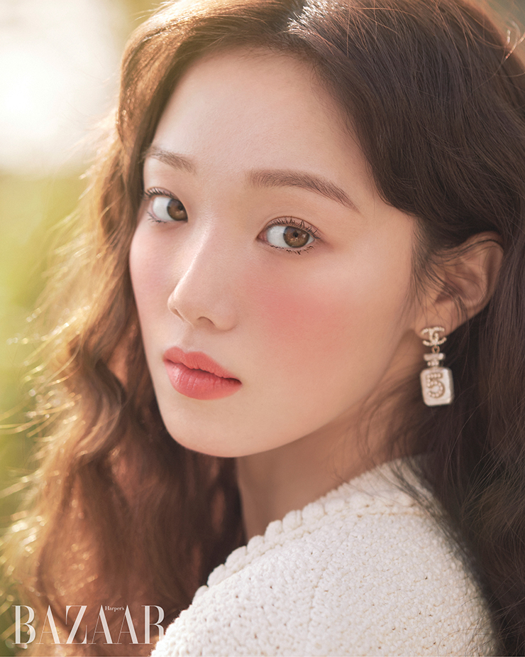 카디건, 귀고리는 Chanel.