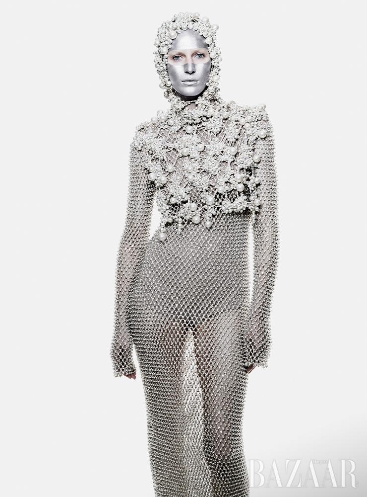 드레스, 비딩 액세서리는 Valentino Haute Couture.