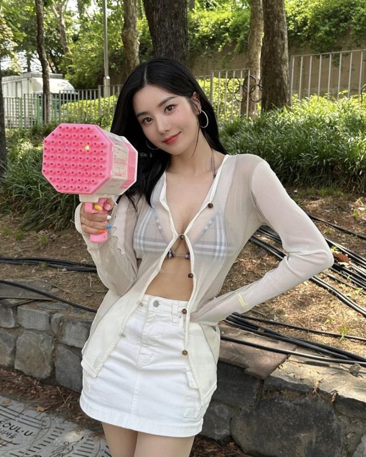 권은비 인스타그램(@silver_rain.__)
