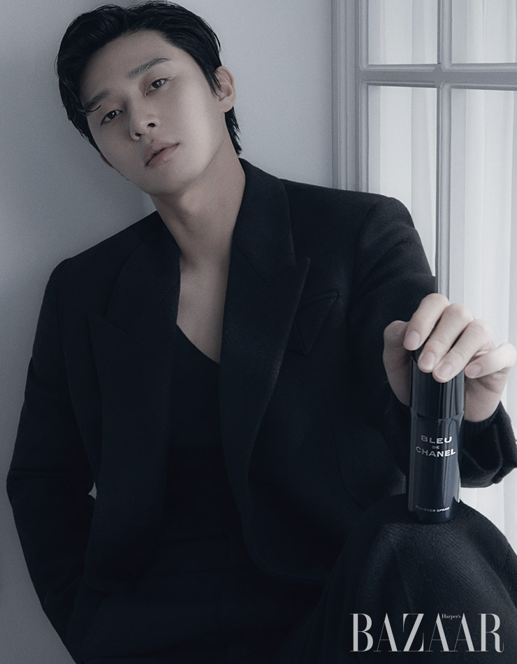 수트, 이너로 입은 니트 톱은 Bottega Veneta.