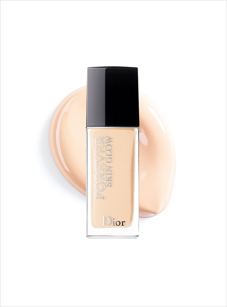 Dior 디올 포에버 스킨 글로우 24H 웨어 스킨-케어링 파운데이션 SPF35/ PA++ 7만7천원대.