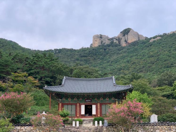 우금바위가 병풍처럼 서있는 개암사