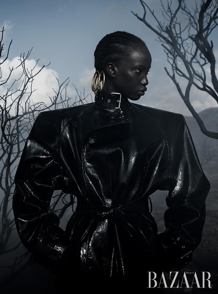 트렌치코트는 Balenciaga.