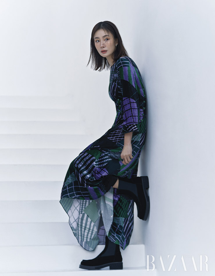 패턴 드레스, 앵클부츠는 Emporio Armani. 귀고리는 Jealousy. 반지는 Katenkelly.