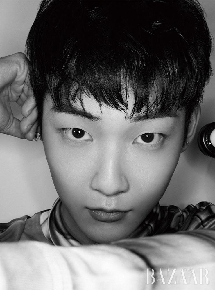 톱은 Dior Men.