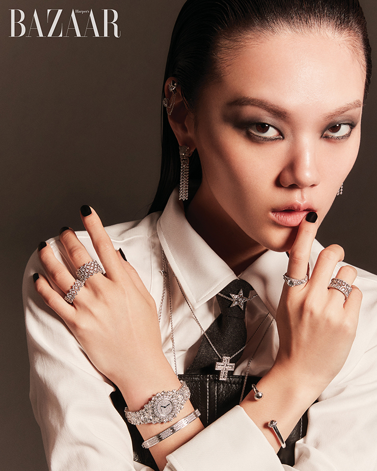 별 모티프의 ‘꼬메뜨’ 이어커프, ‘꼬메뜨’ 목걸이는 Chanel Fine Jewelry. 양쪽에 착용한 ‘팬더 드 까르띠에’ 귀고리, 오른팔 아래에 착용한 ‘러브’ 뱅글은 Cartier. 십자가 모티프의 ‘벨 에포크 다이아’ 목걸이는 Damiani. 오른손 중지와 약지에 착용한 ‘롬비 이터넬레’ 반지는 각각 1천6백만원, 9백만원대, 왼손 검지에 착용한 ‘티타니아’ 반지는 1천8백만원대, 약지에 착용한 ‘라마지 이터넬레’ 반지는 1천2백만원대 모두 Buccellati. ‘포유’ 컬렉션 시계는 5억1천2백만원대 Chopard. 왼팔에 착용한 ‘포제션’ 뱅글은 Piaget. 셔츠는 MaxMara. 타이는 Herme` s. 레더 뷔스티에는 Alexander McQueen.