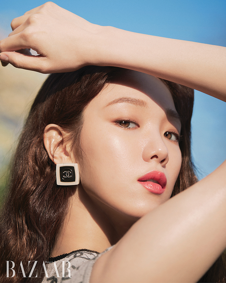 드레스, 귀고리는 Chanel.
