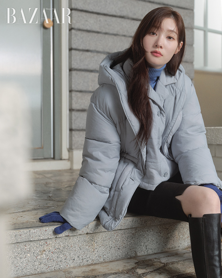  후드 스트링 구스다운 점퍼는 49만9천원, 퀼팅 경량 패딩 점퍼는 29만9천원, 터틀넥 베이식 풀오버는 9만9천원, 슬릿 슬림 미드 팬츠는 19만9천원, 컬러 팁 장갑은 5만9천원 모두 On&On.
