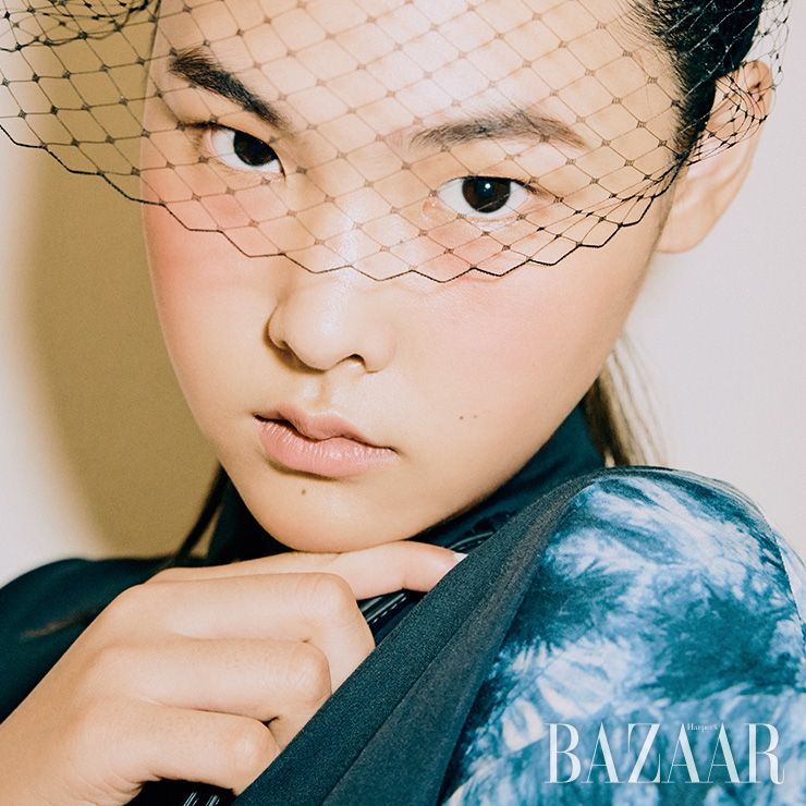 타이다이 드레스, 베일 장식 헤어밴드. 모두 Dior.