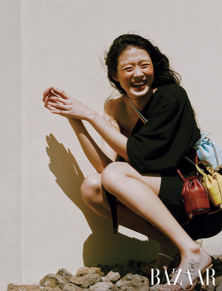 드레스, 오픈 토 샌들, 세 개를 레이어드해 착용한 ‘벌룬 나노 백’은 모두 Loewe.