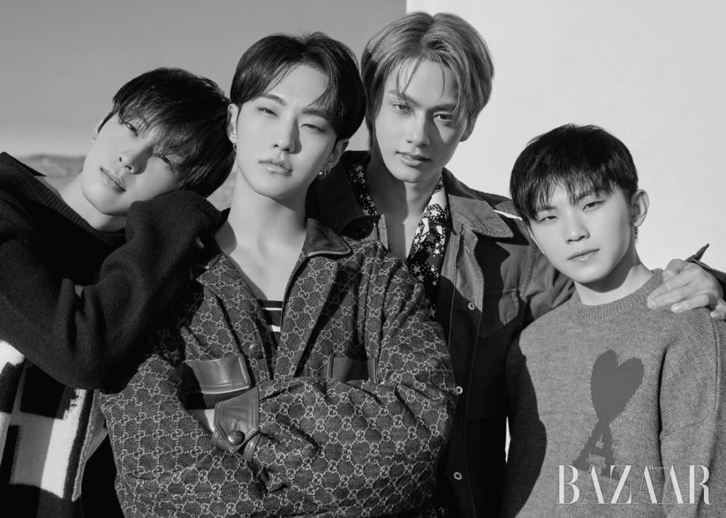 (왼쪽부터) 원우가 입은 니트 톱은 JW Anderson. 호시가 입은 데님 재킷, 이너로 입은 슬리브리스 톱은 Gucci. 준이 입은 재킷, 이너로 입은 셔츠는 Gucci. 우지가 입은 니트 톱은 Ami.