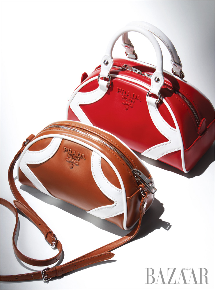 탈부착 가능한 스트랩이 포함된 토트 백과 길이 조절이 가능한 숄더 스트랩이 달린 ‘볼링 백’은 모두 Prada. 